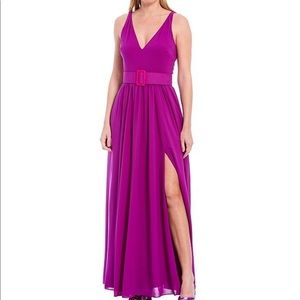 Women dress 
Belle Badgley Mischka
Sleeveless Gown